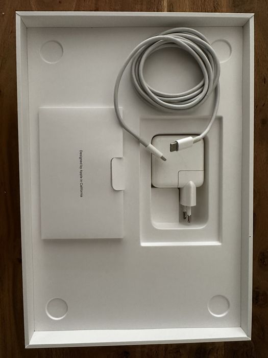 MacBook Air Retina 13” 2020 | Intel i5 | 8GB | 256GB SSD | Caixa e Carregador