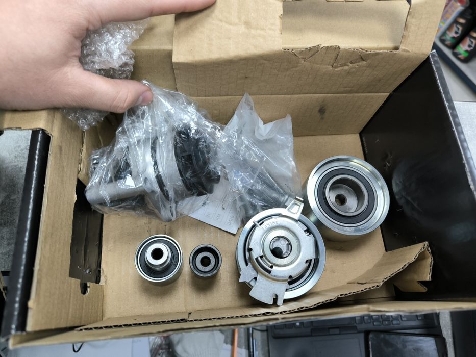 Ремкомплект ГРМ GATES KP15648XS-1 з помпою, група VAG