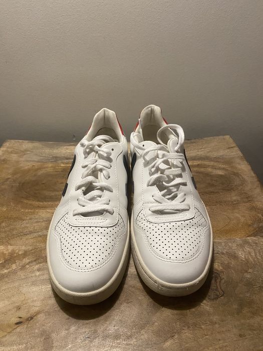 Tenis brancos da marca Veja.
