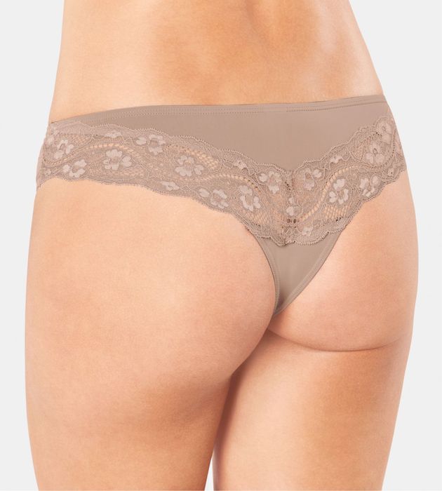 Triumph Lovely Micro WHPM i Brazylian stringi.  Stanik i stringi 75C/S