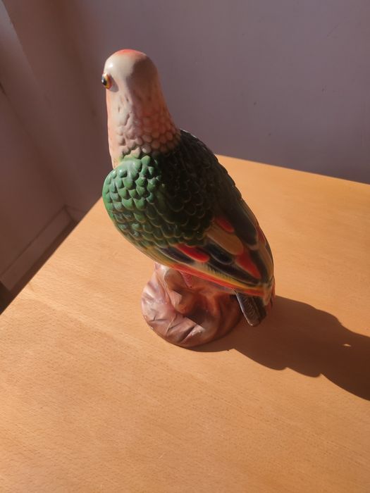 Papagaio antigo em cerâmica.
