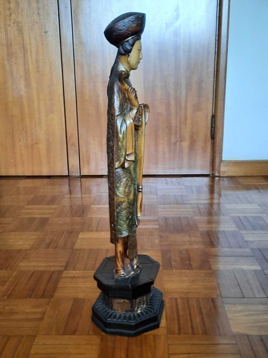 Escultura chinesa em resina -  figura feminina - 55 cm