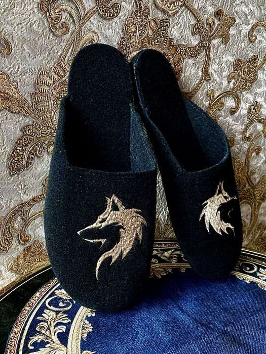 Мужские шерстяные домашние тапочки с вышивкой