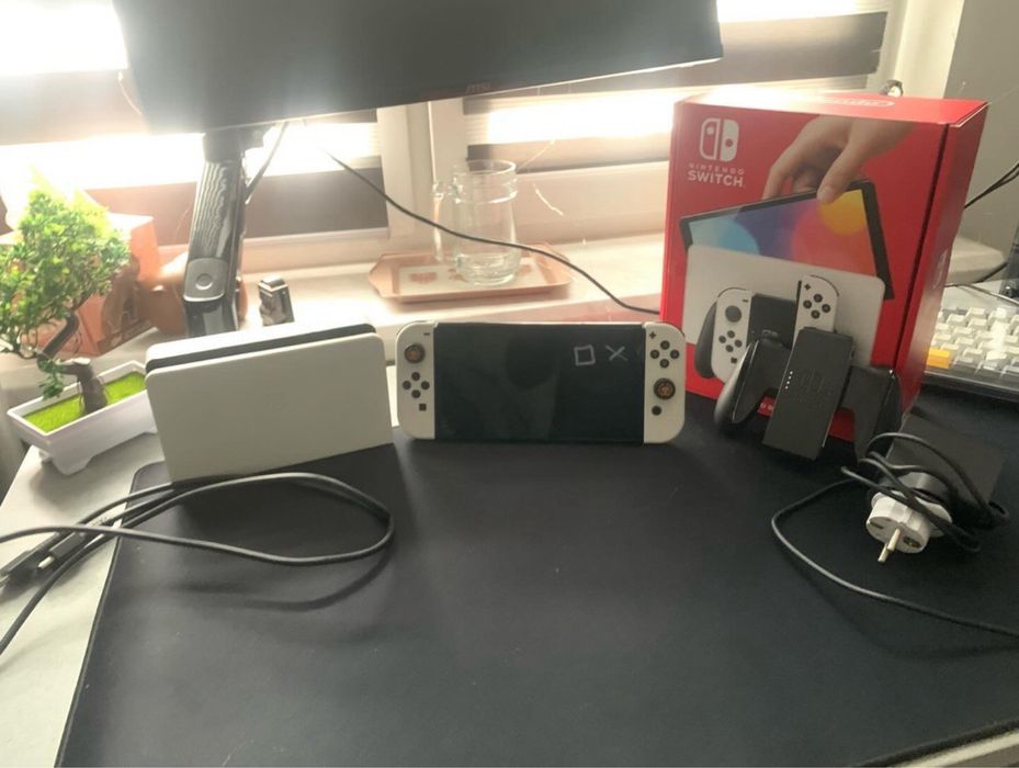 Продам Nintendo Switch Oled 256GB