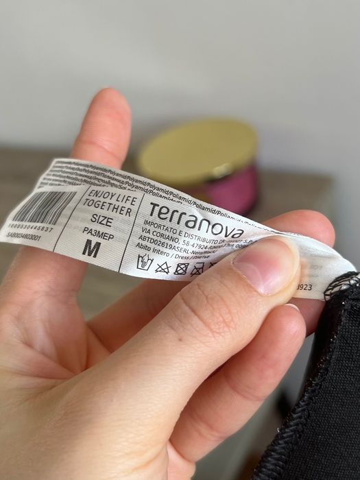 Czarny brokatowy kombinezon z odkrytymi plecami i kopertowym dekoltem
