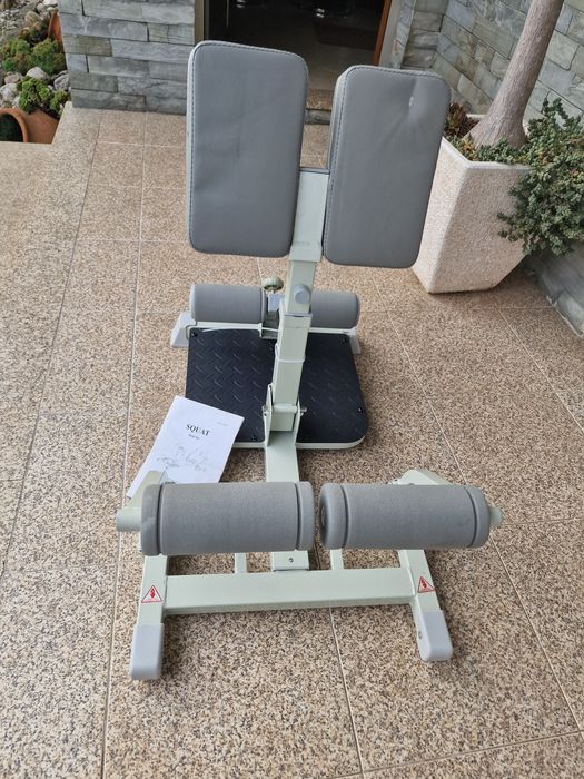 máquina de fitness é uma BailingDS Hip Thrust Trainer dobrável em cinza