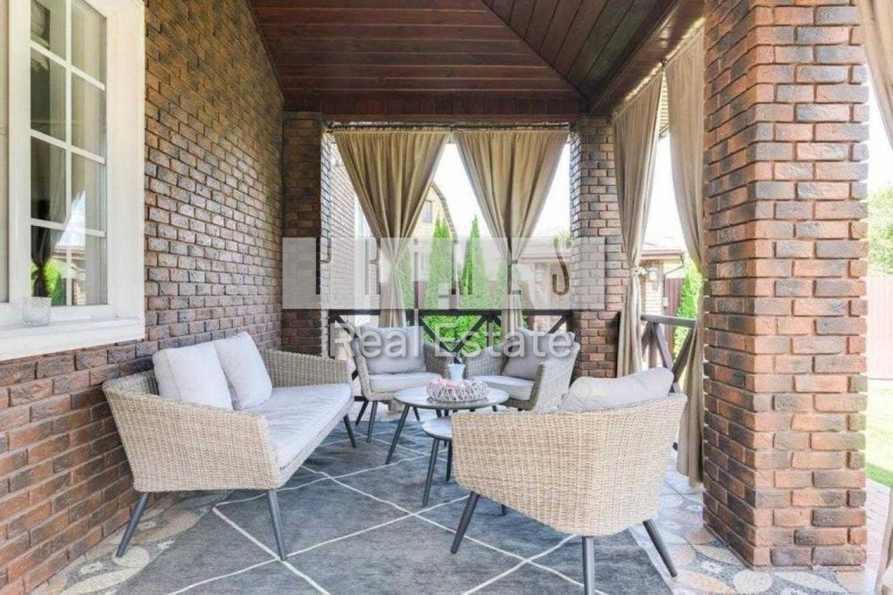 Продаж сучасного котеджу, з терасою та басейном, Романків