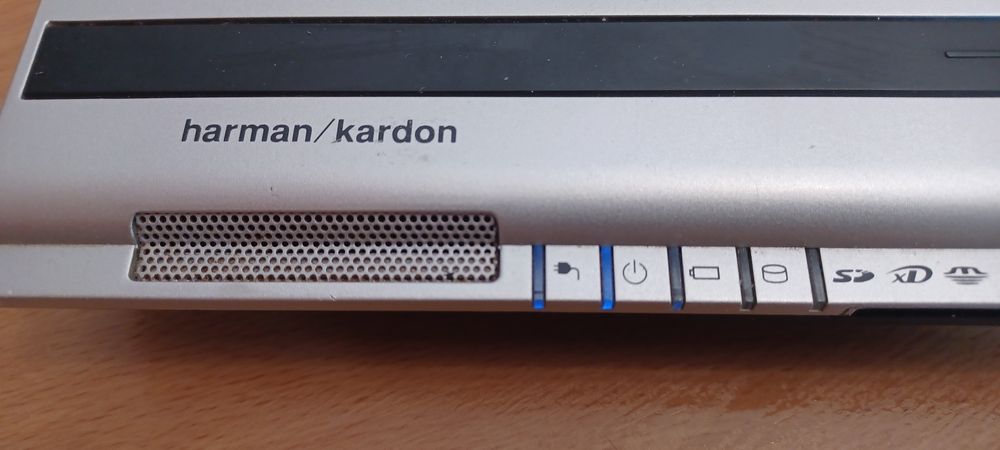 TOSHIBA Laptop / Charger64551174828419122