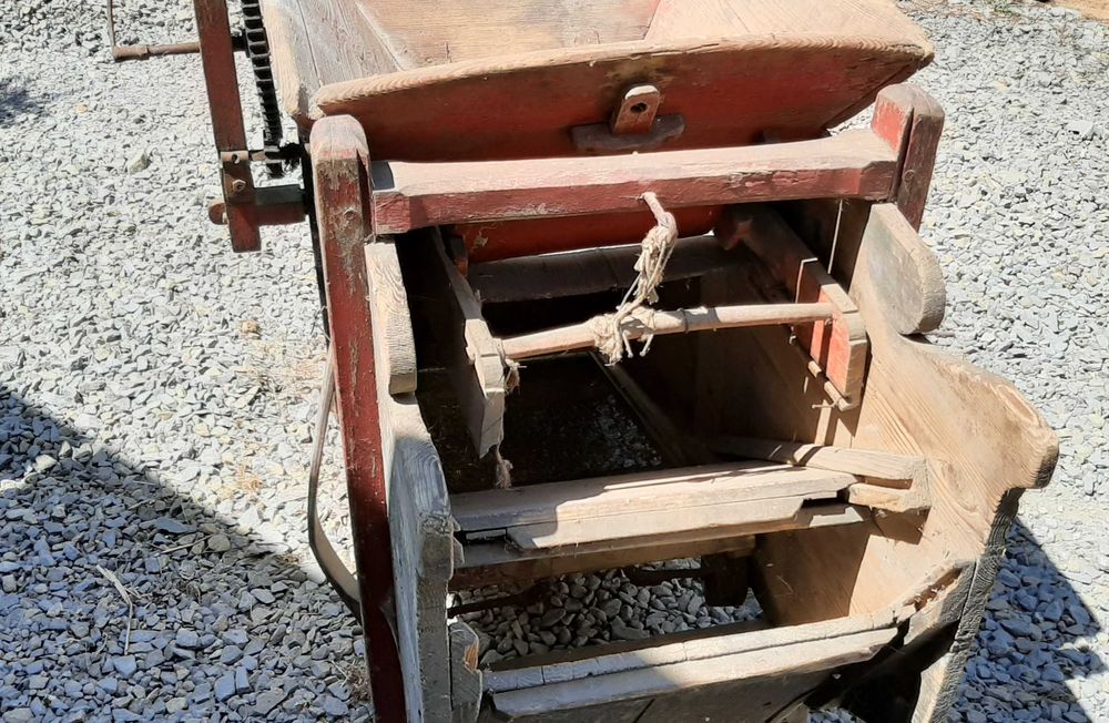 Zabytkowy młynek do zboża - wialnia