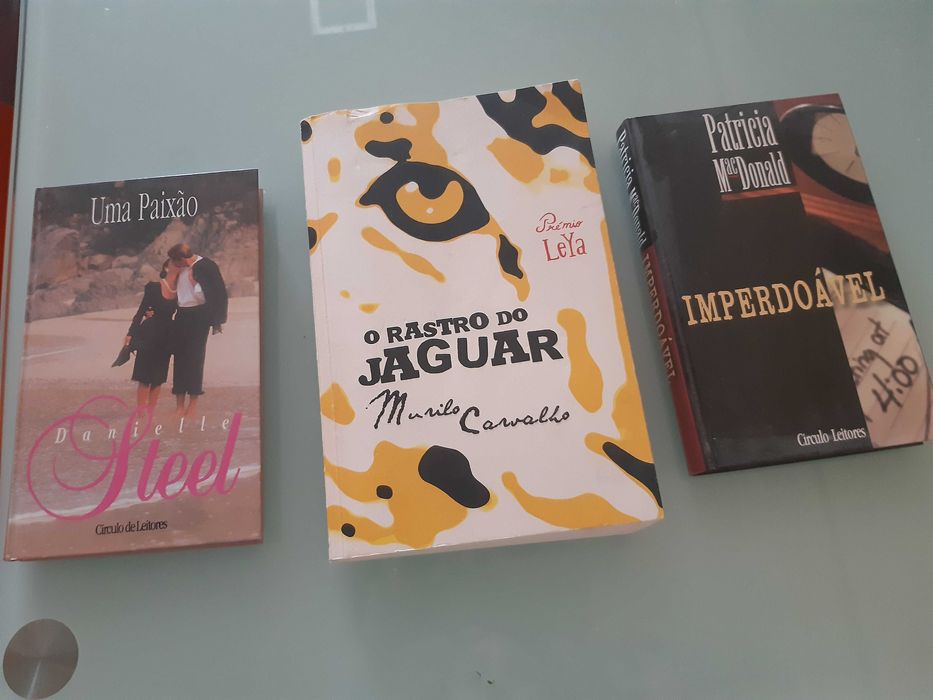 Livros variados em bom estado