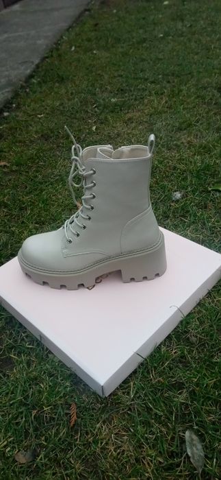 Beżowe botki DeeZee  37