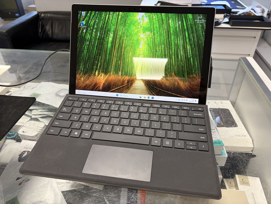 Ladny Microsoft Surface Pro 7 i5 10 gen 250GB 8GB