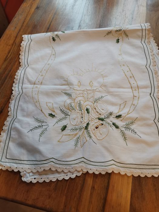 Świąteczny bieżnik na komodę, ławę, stół vintage, biały, 100 % bawełna