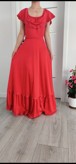 Czerwona długa sukienka.