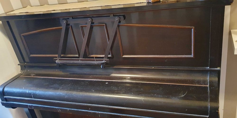 Piano vertical com pedais-Lestel London