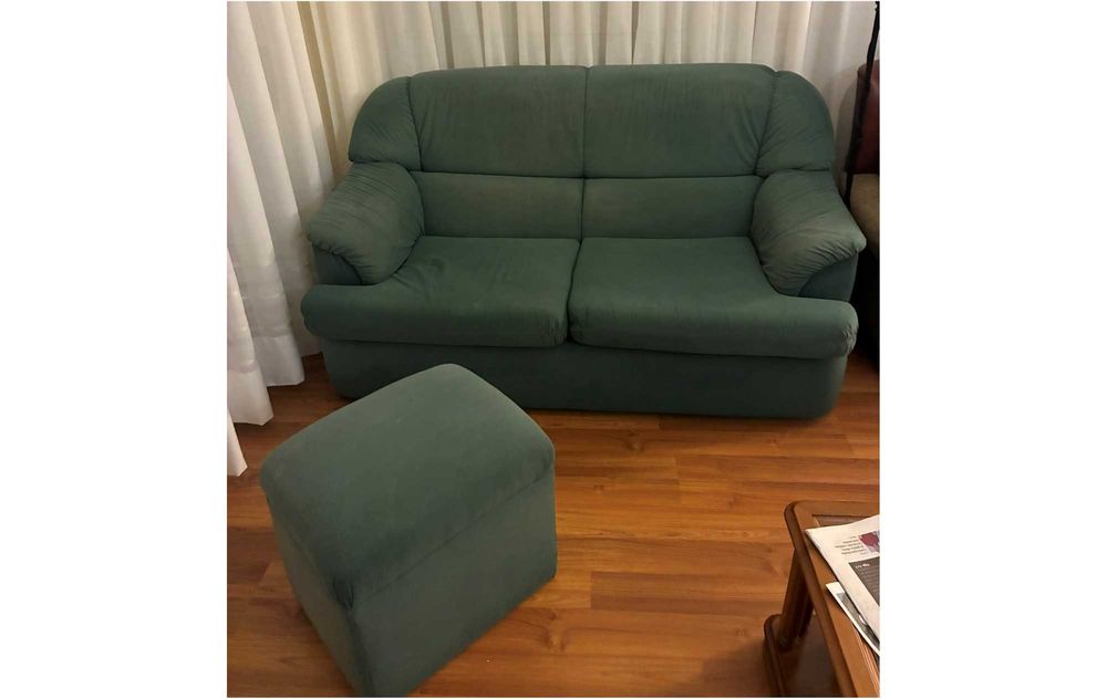 conjunto de 2 sofás (um deles sofá-cama) + apoio para pés