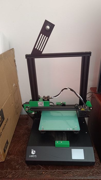 Impressora três D está toda completa