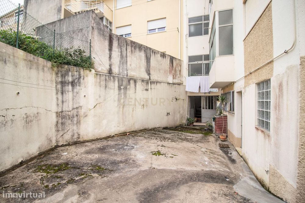 Garagem com 98,5 m² em Buarcos – Espaço Independente e Privativo