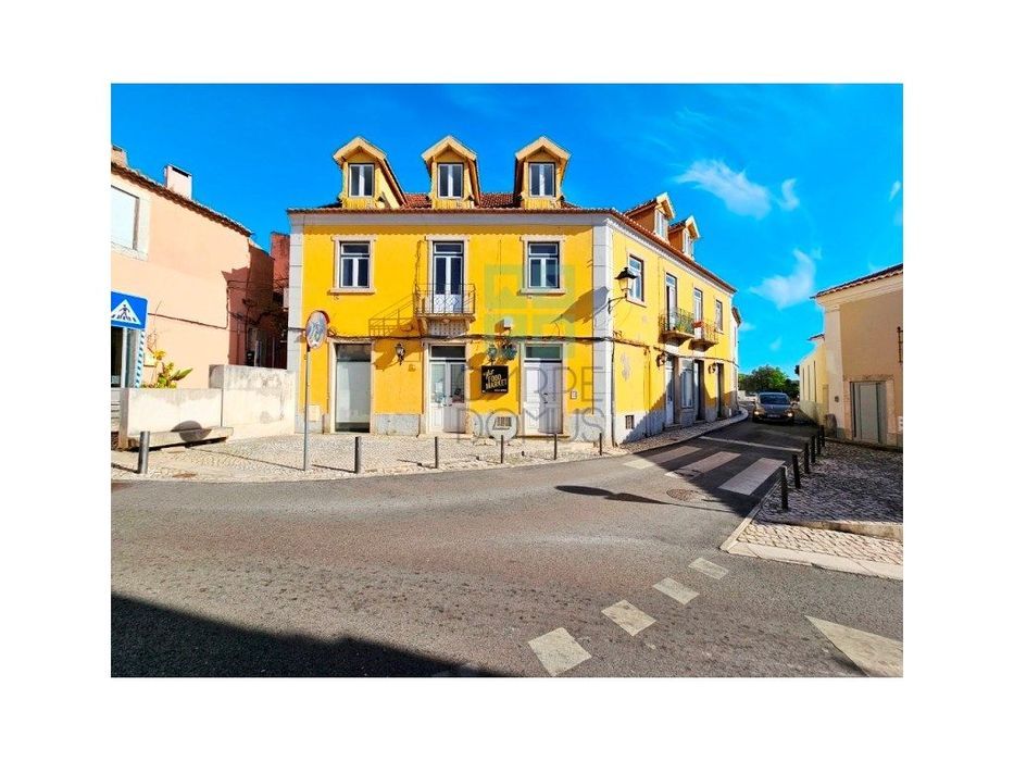 Prédio com 1 loja e 5 apartamentos, no centro de Oeiras