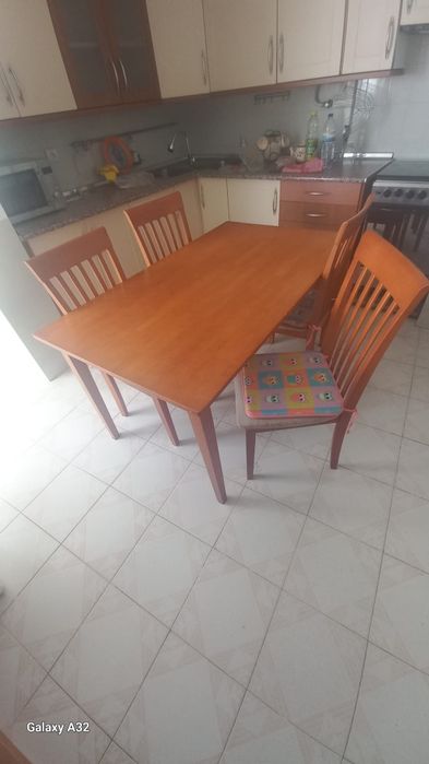 Mesa e cadeiras de cozinha ou sala