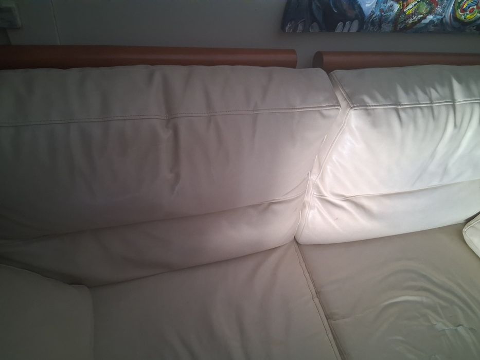 Dois Sofás de pele usados iguais,apenas uma almofada para estufar ou colocar protecção neles,são dois iguais e vendo a quem oferecer mais.