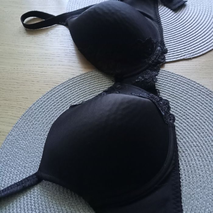 Biustonosz duży, czarny Triumph 75F