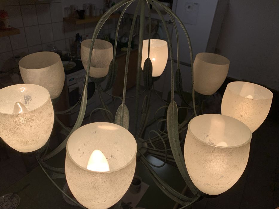 Duża lampa wisząca w zielonym kolorze.