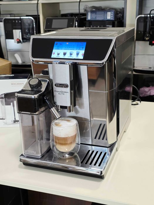 Кавомашина DELONGHI Primadonna Elite ECAM 650.85 з гарячим шоколадом