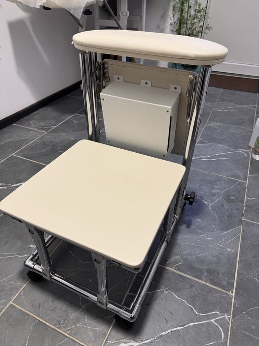 Педикюрне крісло-кушетка + стілець майстра + підставка.