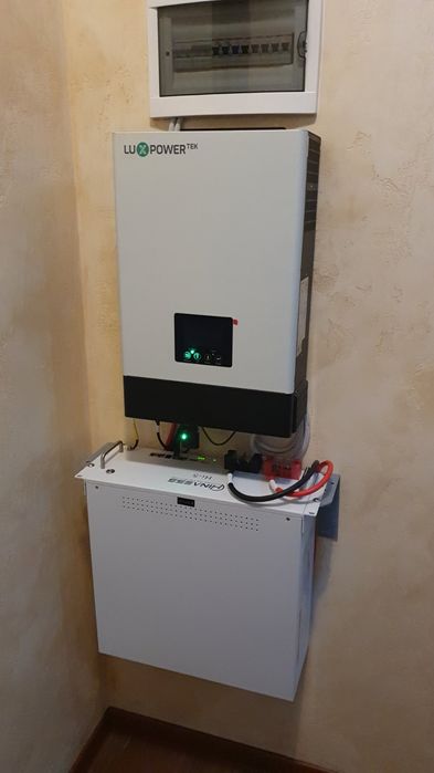 Комплект інвертор гібридний LuxPower 6 кВт та акумулятор Hinaess LiFeP