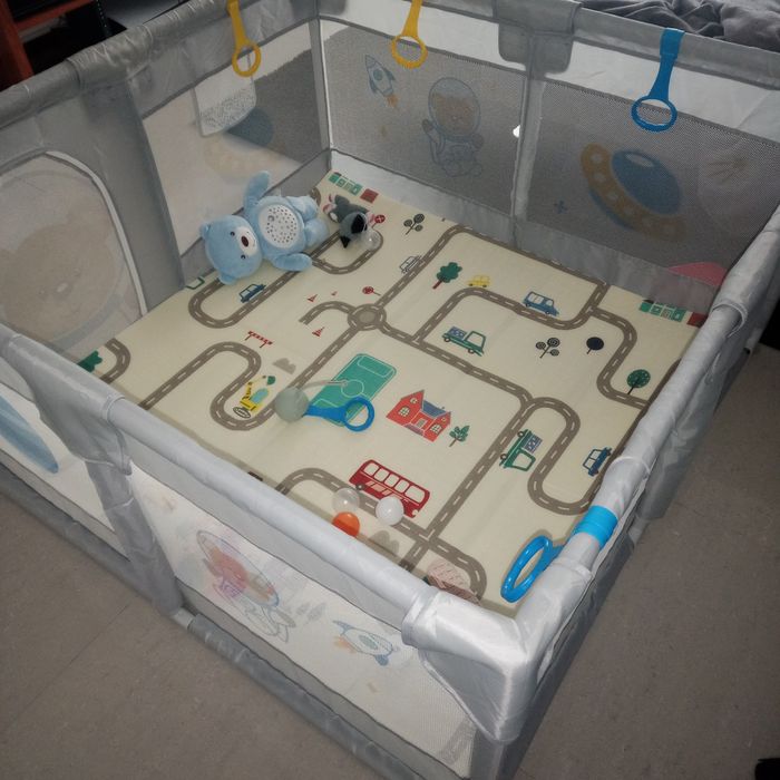 Parque infantil com tapete jogos