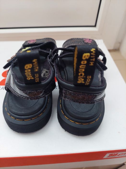 Босоніжки для дівчинки р. 28 Dr. martens