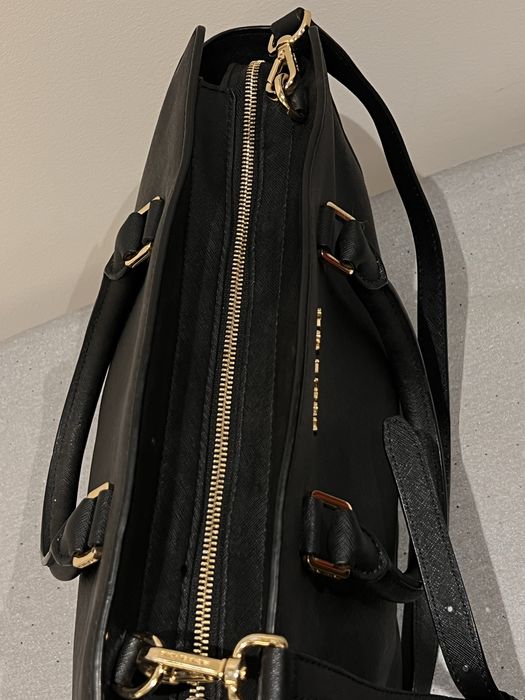 Mala Michael Kors com alça tira colo