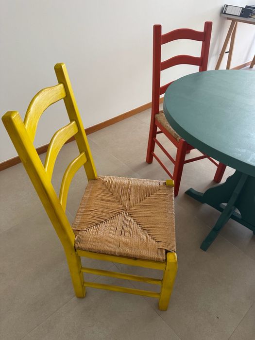 Mesa + 4 Cadeiras Coloridas – A alegria entrou na sala!