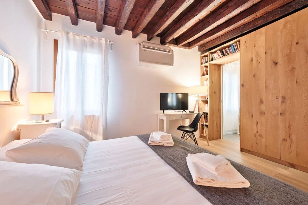 Є гаряча/холодна вода, опалення, працює wifi при відключеннях