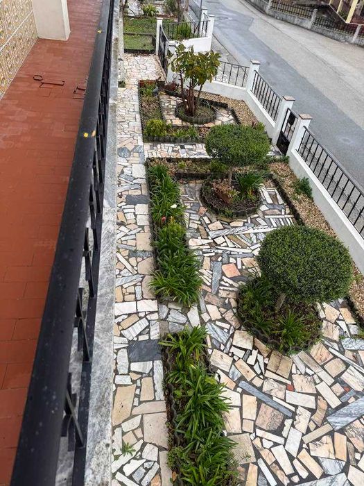 Aluga-se 1º andar apartamento em moradia