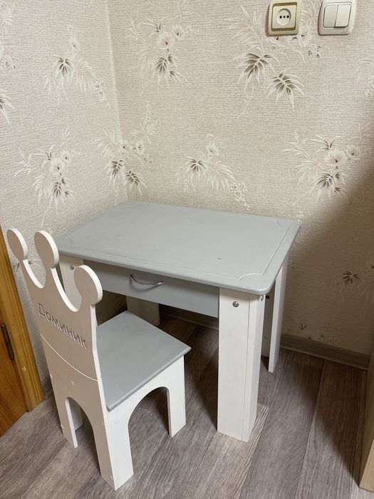 Стол и стул деревянные дестский