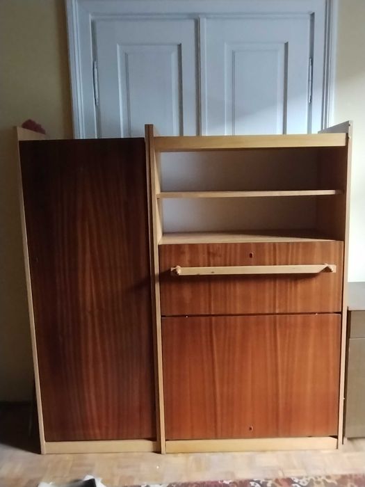 Półkotapczan z szafa i pojemnikiem na pościel