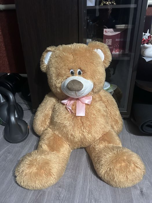 Большой плюшевый медведь