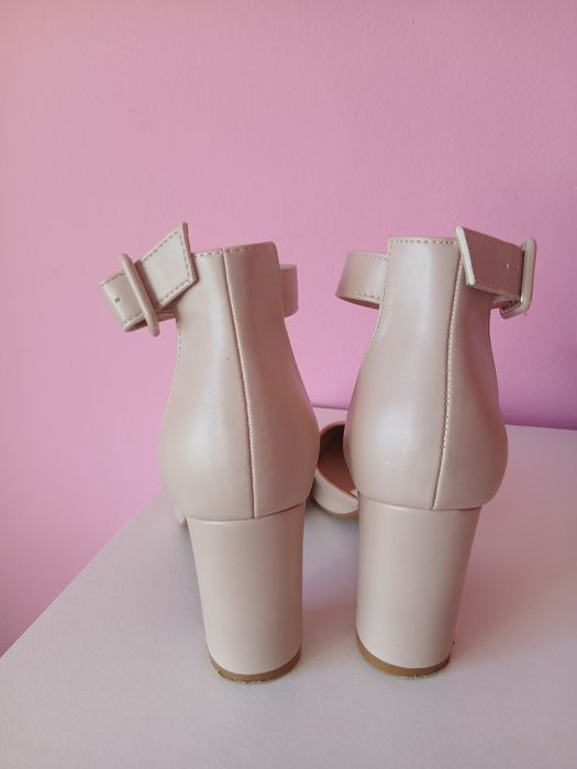 Sapatos salto alto