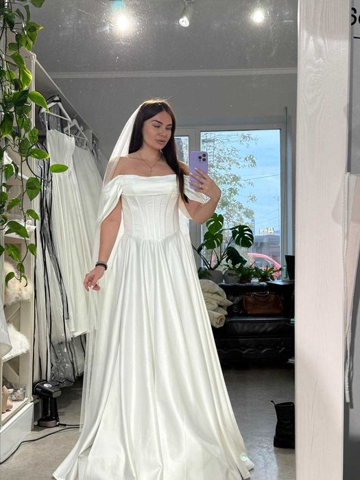 Весільна сукня з розрізом