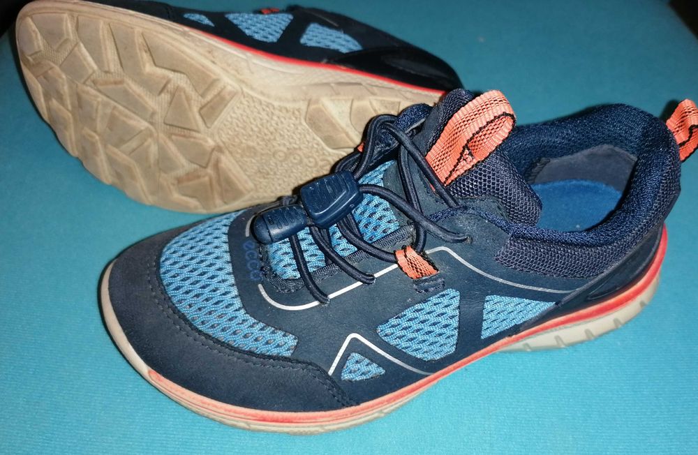 Ecco biom 28 sportowe adidasy granatowo-niebieskie z pomarańczem