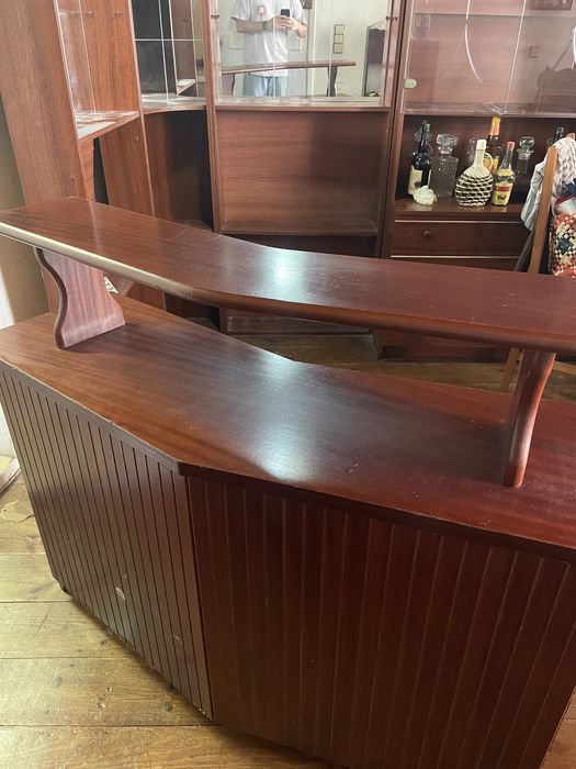 Móvel de Bar / Balcão em Madeira com Prateleiras (Estilo Clássico/Vintage)