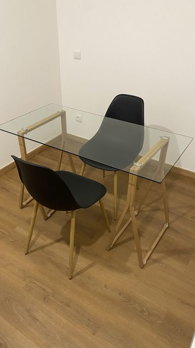 Mesa com duas cadeiras!