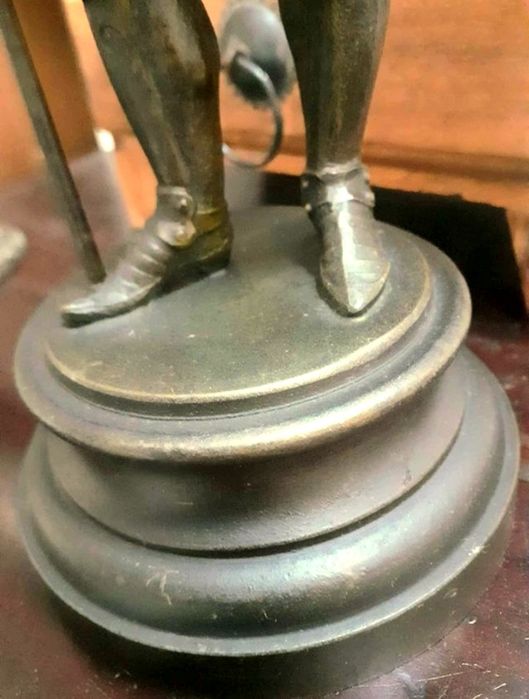 Estatueta Cavaleiro Conquistador Espanhol com alabarda Medieval 30 cm