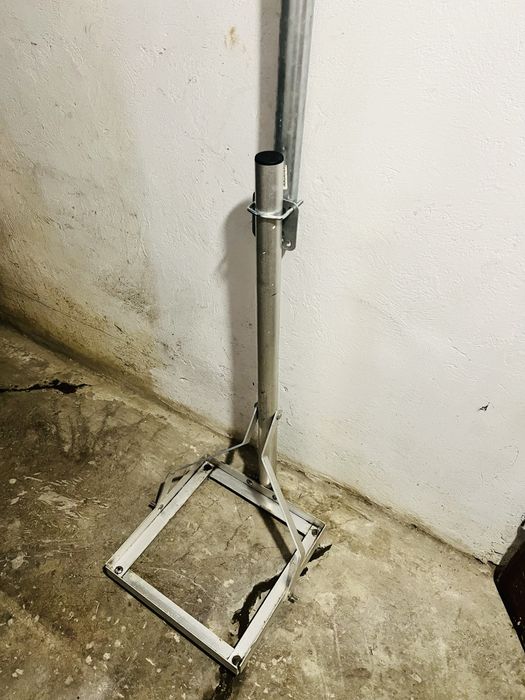 Stojak do przymocowania anteny satelitarnej