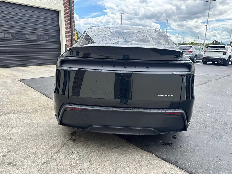 Tesla Model Y      2026