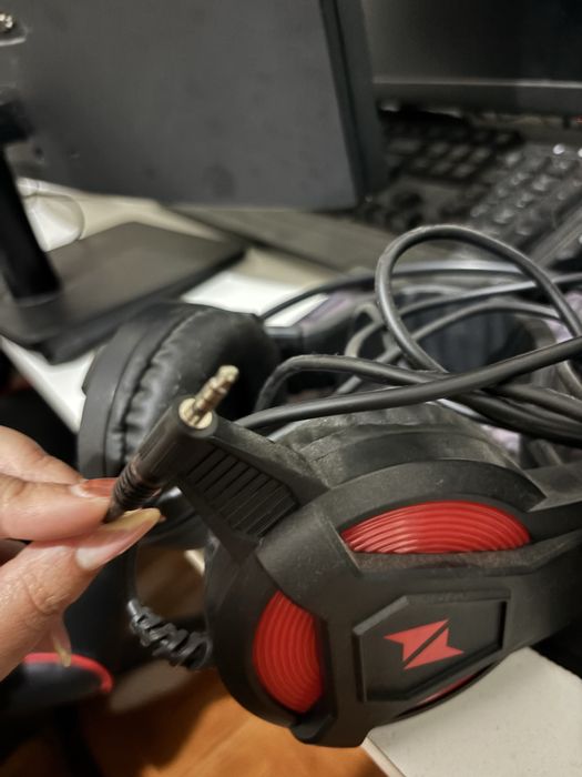 Fones gamer vermelho e preto