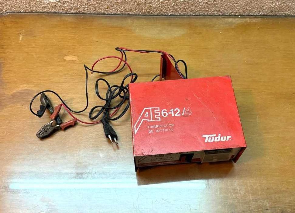 Carregador de Baterias Vintage Tudor AE 6-12/4