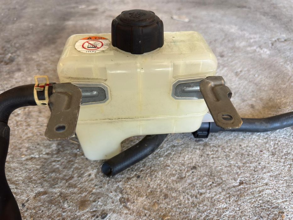 Zbiorniczek wyrównawczy Mitsubishi outlander III